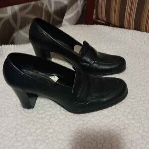 Ladies 2 inch Heel Loafers Size 9